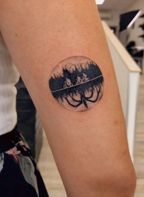 Mind flayer upside down tattoo Simple Stranger Things Tattoo, Fear Street Tattoo, Mind Flayer Tattoo, Demogorgon Tattoo, Upside Down Tattoo, Stranger Things Tattoo Ideas, Stranger Things Tattoo, Stranger Things Upside Down, Street Tattoo