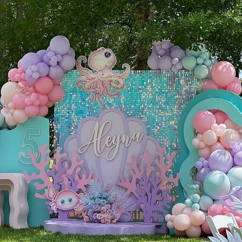 Mermaid Theme Backdrop Ideas, Under The Sea Balloon Backdrop, Under The Sea Backdrop, Under The Sea Theme Party, Sea Birthday Party Decorations, Mermaid Backdrop, Dolphin Birthday Parties, Ariel Birthday Party, Carnival Birthday Party Theme