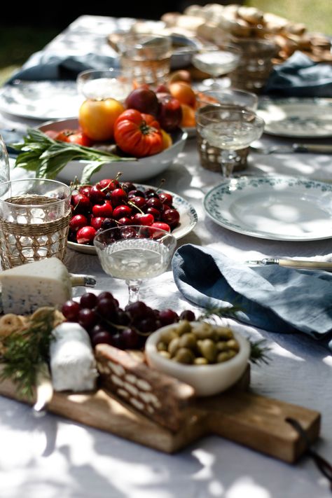 Dinner Party Styling, Tuscany Table Setting, Picnic Food Photography, Italian Picnic, Summer Feast, Summer Decorations For Home, Table Photography, Picnic Recipes, Outdoor Dinner Parties