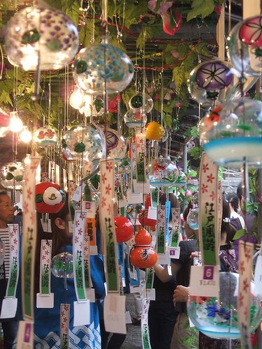 Japanese Wind Chimes, Arte Peculiar, Glass Wind Chimes, 패턴 배경화면, Japan Aesthetic, Aesthetic Japan, Images Esthétiques, Garden Designs, Japanese Aesthetic