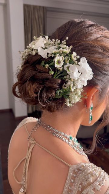 Bridal Hairstyles For Indian Wedding, Flower Bun Hairstyle Wedding Bride, Bun With Flowers Indian, Bridal Hairstyles Indian Weddings Front, Indian Updo Hairstyles, Indian Wedding Hairstyles For Long Hair, Indian Bride Hairstyles, Indian Bridal Updo, Bridal Bun Hairstyles Indian