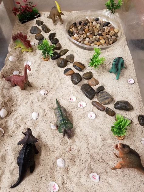 Camping Activities For Toddlers, Dinosaur Activities Preschool, Toddler Sensory Bins, Maluchy Montessori, Fest Temaer, Dinosaurs Preschool, Nursery Activities, Sensory Activities Toddlers, Toddler Sensory