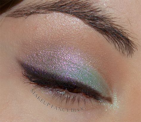 Purple Mermaid Eye Makeup, Green Pastel Eyeshadow, Sage Green And Pink Makeup, Pastel Green Makeup Looks, Pastel Green Eye Makeup, Green And Pink Eye Makeup, Purple And Green Makeup Looks, Pastel Green Makeup, Purple And Green Eyeshadow