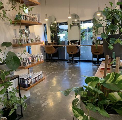 Boho Western Salon, Earthy Hair Salon, Salon With Plants, Cute Hair Salon Ideas, Green Salon Decor, Green Hair Salon, Earthy Salon Decor, Salon Backbar Ideas, Boho Salon Suite