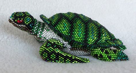 Beaded Turtle, Beautiful Beadwork, Seed Bead Patterns, Seed Bead Tutorial, Beaded Crafts, Beaded Animals, Embroidery Jewelry, Beading Projects, Beaded Ornaments