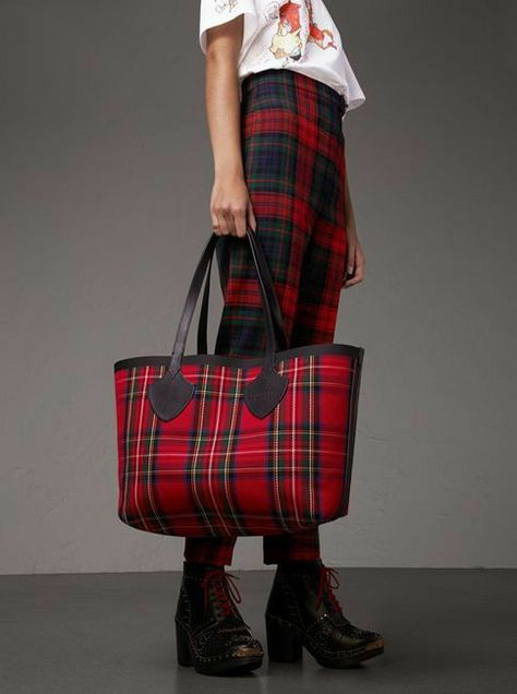 Zapatillas Louis Vuitton, Tote Bag Outfit, Tartan Fashion, Plaid Tote Bag, Plaid Tote, Reversible Tote Bag, Bag Outfit, Reversible Tote, Vintage Burberry