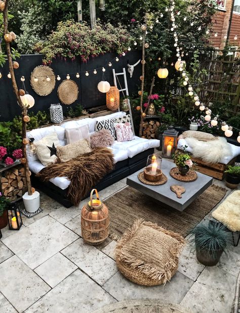 Our favorite boho patio spaces for home decor inspiration! These bohemian outdoor spaces feature colorful throw pillows, natural wooden furniture sets, market lights, fun lanterns, houseplants and planters. We visit many kinds of boho looks like Farmhouse, southwestern and moroccan decor schemes! #gws #greenweddingshoes #patiodecor #patiospaces #outdoordecor #houseplants #outdoorliving #bohodecor Garden On A Budget, Bohemian Patio, Jade Design, Boho Patio, Bohemian Garden, Apartment Patio Decor, Patio Decorating Ideas On A Budget, Garden Deco, Outdoor Living Room