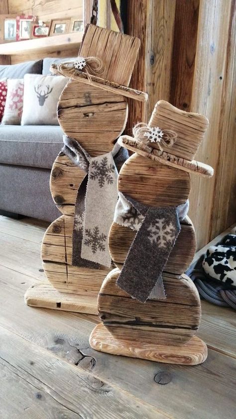 Snowman Crafts Wood, Woodworking Christmas Decorations, Winter Pallet Projects, Rustic Wood Snowman, Christmas Modge Podge Ideas, Holiday Woodworking Ideas, Winter Woodworking Projects, Snowmen Wood Crafts, Xmas Wood Projects