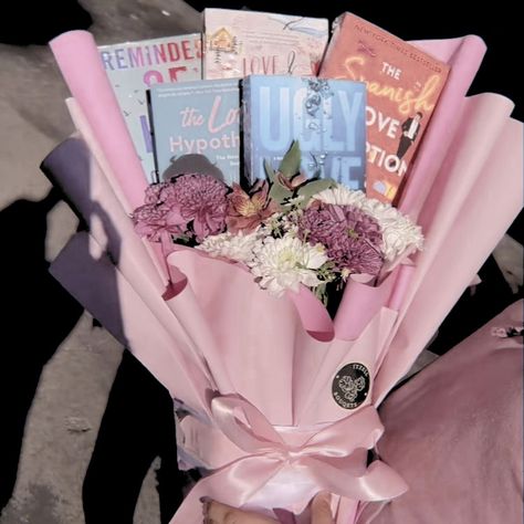 Book Bouquet Gift Tiktok, Book Bouquet Aesthetic, Birthday Present Aesthetic, Birthday Presents Aesthetic, Book Bouquet Gift, Books Bouquet, Book Flower Bouquet, Pink Presents, Book Bouquet