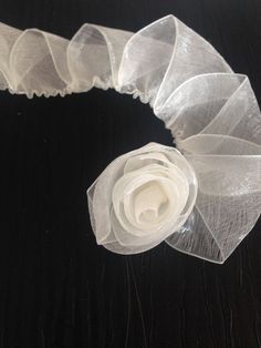 Easy Baby Shower Gift, Baby Shower Simple, Tulle Headband, Headband Diy, Fleurs Diy, Headband Tutorial, Simple Baby Shower, Cloth Flowers, Fabric Flowers Diy