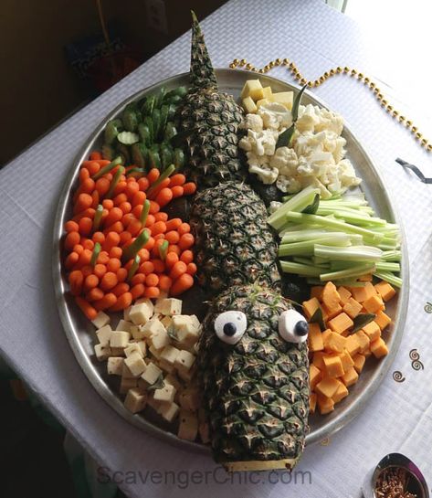 Veggie Platter, Reptile Party, Wild Birthday Party, Party Food Dessert, Vegetable Platter, Decorações Com Comidas, Charcuterie Inspiration, Party Food Platters, Veggie Tray