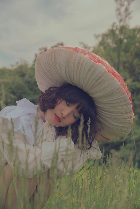 Mushroom Hat Photoshoot, Mushroom Fairy Photoshoot, Mushroom Hat Tutorial, Mushroom Photoshoot, Mushroom Costumes, Mushroom Faerie, Mushroom Sprite, Cottage Core Photoshoot, Mushroom Outfit