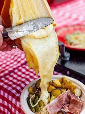 French Raclette, Raclette Ideas, Swiss Raclette, Raclette Recipes, Raclette Cheese, Cheese Wheel, Kinds Of Cheese, Sliced Meat, Artisan Food