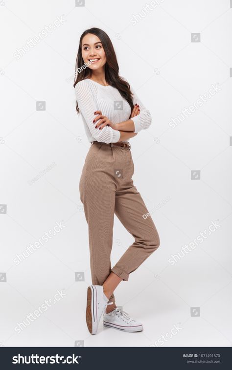 Full length portrait of a smiling asian businesswoman standing with arms folded and looking away isolated over white background Figure Posing Reference, Arms Folded Pose Reference, Studio Photography Poses Standing, Full Length Photography Poses, Studio Poses For Women Standing, Folded Arms Reference, Casual Standing Poses Drawing, Arms Folded Pose Drawing, Arms Folded Pose