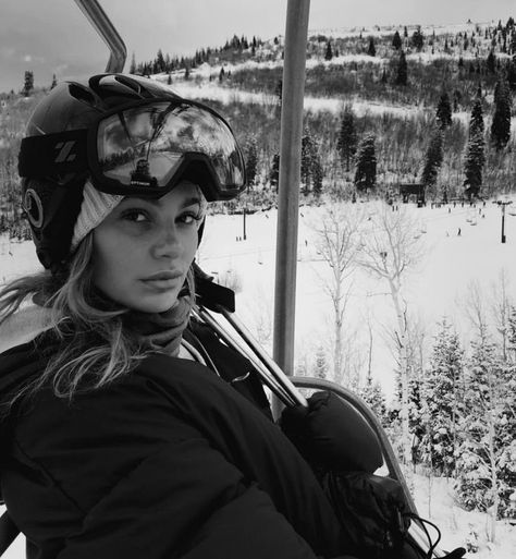 Chalet Girl, Alps Skiing, Aspen Ski, Ski Aesthetic, Ski Bunnies, Ski Cabin, Camila Morrone, Women Ski, Snow Trip