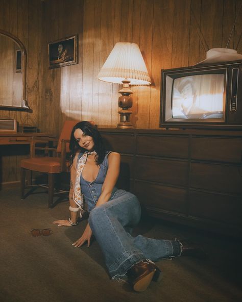 All the vintage vibes with @jordanallexi @nashvillecreativesclub ✨🤠 Vintage Motel Photoshoot, Motel Photoshoot Aesthetic, Vintage House Photoshoot, Retro Aesthetic Photoshoot, Clothesline Photoshoot, Motel Photoshoot, Vintage Inspired Photoshoot, 70s Editorial, Motel Aesthetic