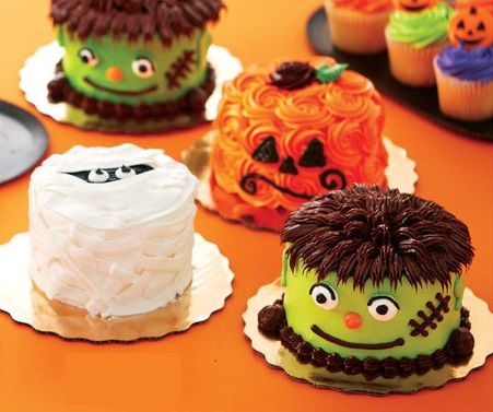 Photo Inspiration for Halloween Cake Decorating ~ Love the Frankenstein Monster Cake! {Photo by Publix} Halloween Cake Decorating Ideas Simple, Small Halloween Cake, Small Halloween Cakes Ideas, Halloween Themed Cakes Easy, Mini Cakes Halloween, Halloween Mini Cakes Ideas, Small Halloween Cakes, Halloween Birthday Cakes For Boys, Simple Halloween Cake Ideas