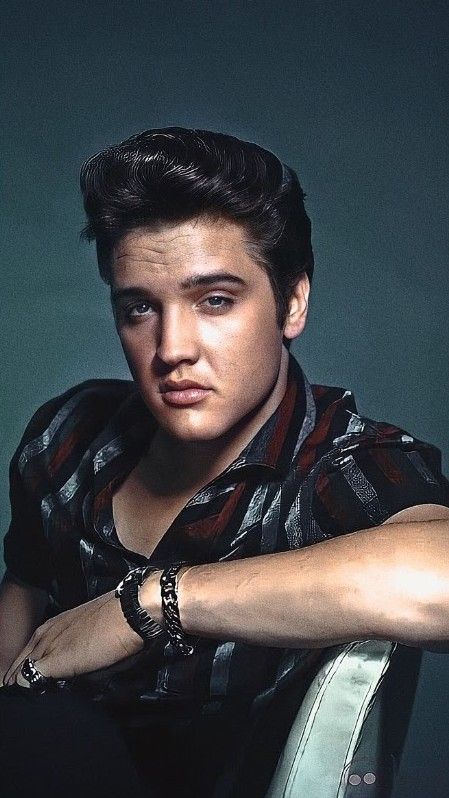 Elvis Photoshoot, Elvis Presley Aesthetic, Elvis Tattoo, Elvis Presley Films, Elvis Presley Christmas, Elvis Presley Wallpaper, Elvis Costume, 50s Aesthetic, Elvis Pictures