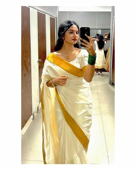 Pongal Dress For Women, Tamil Girls Saree Look, Kerala Outfits Women, South Indian White Saree Look, Kerala Saree Styling, South Indian Look Simple, Onam Saree Looks, Traditional South Indian Look, Saree Mirror Selfie Poses