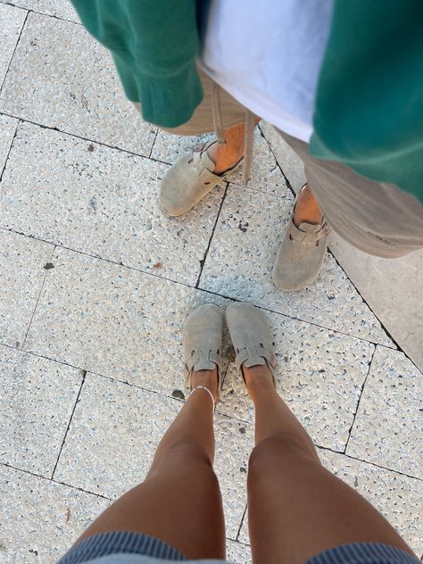 Birkenstock Boston outfit Birkenstock Aesthetic, Boston Couple, Birkenstock Boston Outfit, Boston Birkenstock, Boston Outfits, Birkenstock Outfit, Birkenstock Boston, Couple Outfits, Fit Inspo