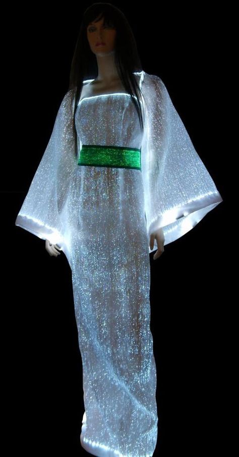 Technology integrated into fashion; fiber optic dress Fiber Optic Dress, High Tech Fashion, Light Up Costumes, E Textiles, Led Clothing, Mode Costume, Technology Fashion, Design Textile, Wearable Tech