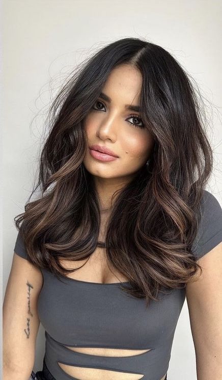 Embracing the New Wave of Medium Length Haircuts for 2024: Trends and Inspirations Black Hair Balayage, Brunette Balayage, Dark Hair With Highlights, Hair Dark, Brown Hair Balayage, Brown Balayage, Dark Brown Hair Color, Hair Makeover, Penteado Cabelo Curto