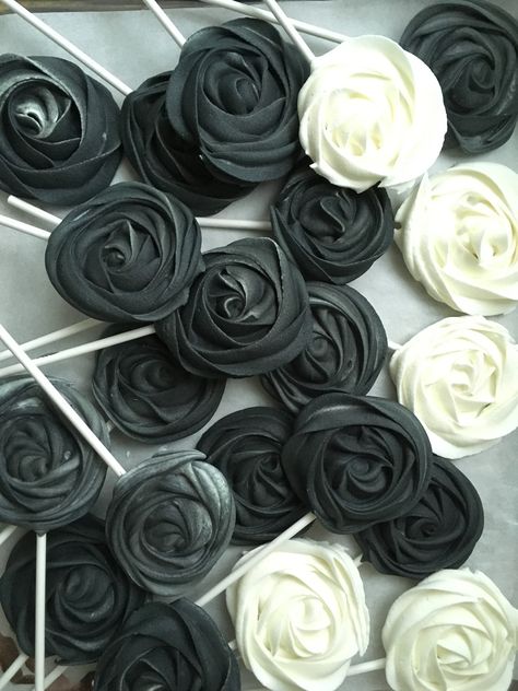 Meringue flower black & white Gothic Dinner Party, Gothic Dinner, Masquerade Cakes, Black Dessert, White Desserts, Meringue Recipe, Black Food, Flower Black, Wedding Desserts