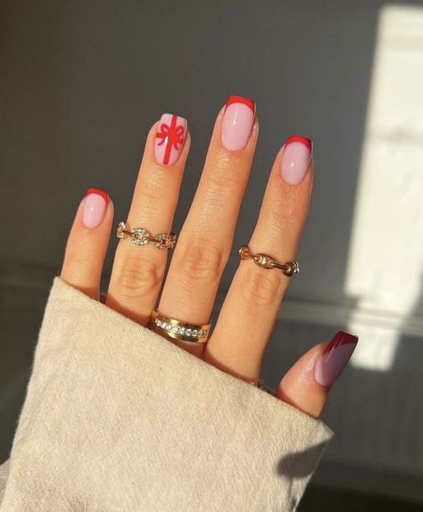 Christmas Nails Acrylic Aesthetic, Cute Nails New Years, Cute Nails Holiday, Builder Gel Nails Christmas, Christmas Nails New Years, Pink Christmas Gel Nails Short, Minimal Christmas Nails Red, Christmas Nails Bow Presents, Present Christmas Nails