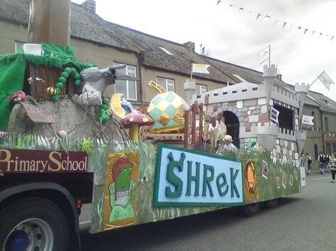 shrek float Shrek Homecoming Float, Shrek Parade Float, Shrek Float Ideas, Hoco Float Ideas, Homecoming Hallways, Homecoming Floats, Homecoming Spirit Week, Homecoming Themes, Old Lady Costume