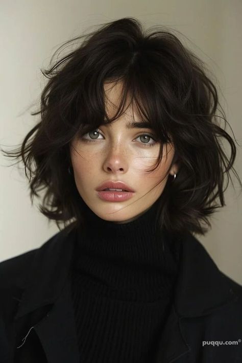 "Short Hair 2024: Top Trends and Styles for a Stylish Transformation - Fashion Tips Tricks Short Hair Circle Face, Circle Face Hairstyles, Dutch Barge, Dutch Fashion, Short Hair Model, Hair Inspiration Short, Short Wavy, 짧은 머리, Bob Haircut