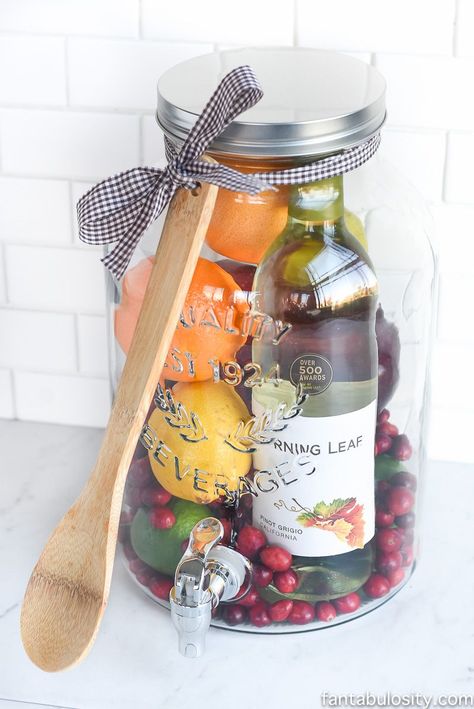 Aw, how cool is this! DIY Gift Idea: Sangria for Friends, housewarming, for women, new neighbor, anyone! Who wouldn't love this!? They can even use the drink dispenser again and again! Diy Sangria, Diy Father's Day Gift Baskets, Diy Christmas Baskets, Baskets Diy, Fathers Day Gift Basket, Creative Gift Baskets, Diy Wrapping, Christmas Gift Baskets Diy, Baskets For Men