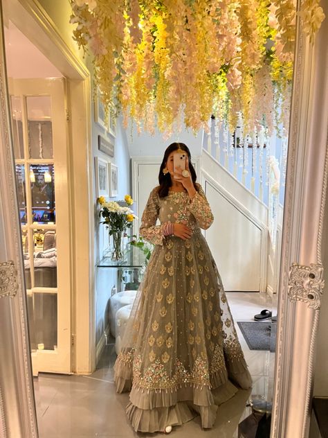 Mendhi, Asian outfit, Wedding vibes, wedding deco, Indian outfit, Asian wedding, indian, pakistani Japanese Wedding Dress, Desi Dress, Pakistan Dress, Pengantin India, Desi Wedding Dresses, Latest Bridal Dresses, Traditional Indian Dress, Pakistani Wedding Outfits, Desi Fashion Casual