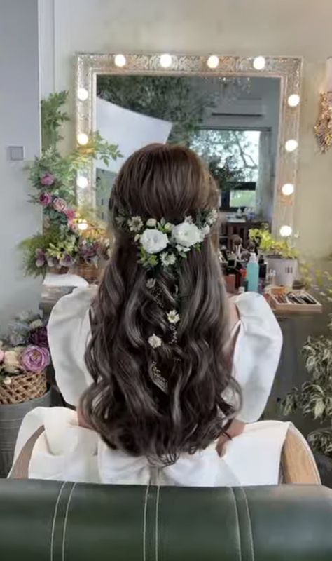 Cottagecore Hairstyles Long, Debut Hairstyles, Cottagecore Hairstyles, Half Up Half Down Bridal, Bridal Hair Half Up Half Down, Cute Prom Hairstyles, Floral Wedding Hair, Wedding Hair Half, Hairstyles Design