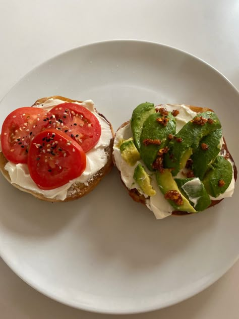 food | bagel | cream cheese | avocado | tomato | white plate | table | everything but the bagel seasoning | chili oil | summer | sunny | photography | aesthetic | light room | editing | vsco | pretty | cute | beautiful | love | fun | picture | instagram | pic inspo | picture | vibes | Tomato Cream Cheese, Bagel Avocado, Tomatoes On Toast, Fruit Smoothie Recipes Healthy, White Instagram, Recovery Food, Aesthetic Pretty, Stuffed Avocado Healthy, Avocado Tomato