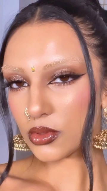 Gold Eyebrows, Glittery Brown Eye Makeup, Brown And Gold Makeup, Brown Shimmer Makeup, Brown Eyeshadow With Glitter, Brown Euphoria Makeup, Gold Goddess Makeup Looks, Rowi Singh Makeup, Glitter Brows Eyebrows Sparkle