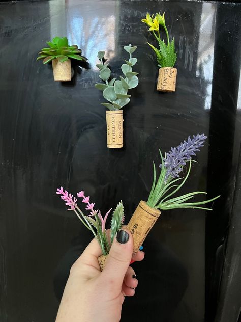 Made with Recycled Cork and Fake Flowers Put together with hot glue Recycled Cork Ideas, Crafts To Do With Nature, Cottage Core Christmas Gifts, Simple Crafts To Make And Sell, Crafts With Plants, Crafts Using Wine Corks, Cottage Core Car, Craft Night Ideas Ladies, Cottage Core Gifts