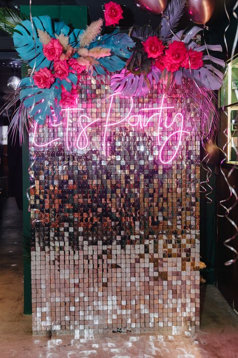 Photo Op Wall Party, Photozone Ideas Party, Photo Wall For Party, Photowall Ideas Party, Photo Zone Ideas, Event Boutique, School Disco, Diy Photo Wall, Party Decorations Ideas