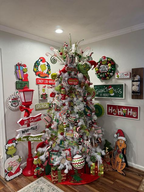 Grinchmas Decorations Diy, Whoville Christmas Decorations, Grinch Decor, Grinch Trees, Whoville Christmas, Grinch Christmas Tree, Grinch Christmas Decorations, Christmas Tree Decorating Themes, Christmas Apartment