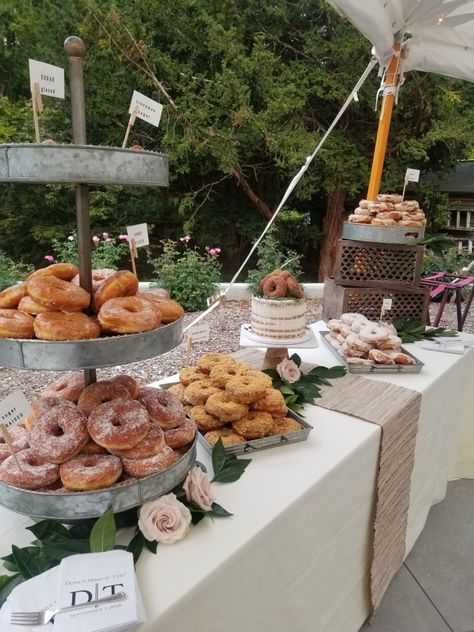 Donut Holes At Wedding, Donut Station Wedding, Donut Station, Breakfast Brunch Party, Donut Wedding, Donut Tray, Starbucks Party, Traditional Desserts, Cupcake Table