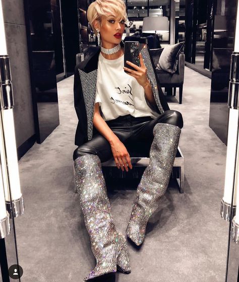 Snobb Queen (@theofficial_snobbqueen) on Instagram: “SNOBB APPROVED✅ #ISSASNOBB #fashion #style #stylish #friends #issasnobb #InstaTags4Likes…” Sparkly Boots Outfit, Glitter Boots Outfit, Ysl Accessories, Sparkly Boots, Micah Gianneli, Look Festival, Silver Boots, Fresh Outfits, Emily Ratajkowski