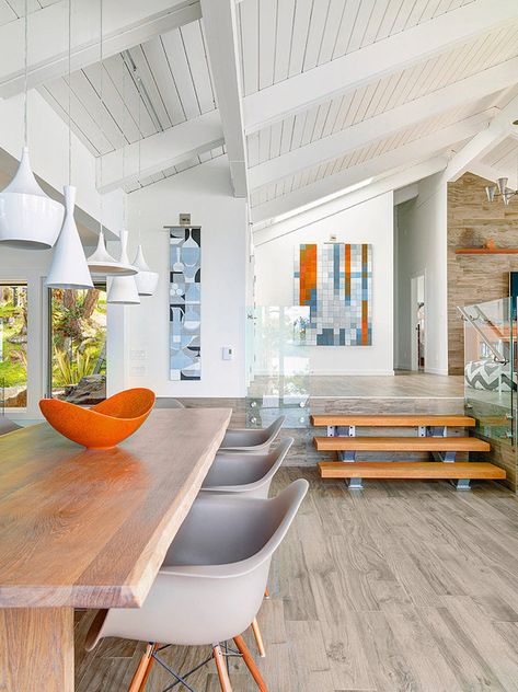 Mid-century modern beach house retreat on Pender Island Mid Century Modern Dining Room, Modern Beach House, Beach House Interior, Mid Century Modern Dining, Style Deco, Interior Modern, Design Del Prodotto, Style At Home, Mid Century Modern House