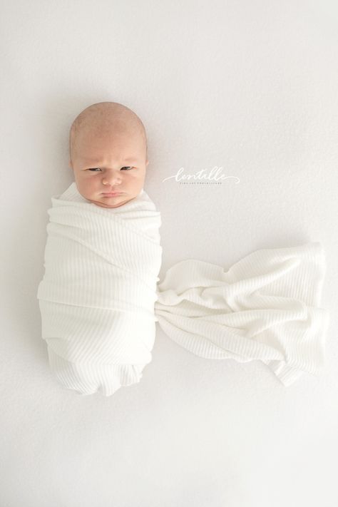 A baby is swaddled in a white blanket. White Swaddle Newborn Photo, Newborn Photo Pose, Diy Newborn Photography, Baby Boy Newborn Photography, Baby Milestones Pictures, Foto Newborn, Studio Newborn, Baby Pictures Newborn, Newborn Family Photos