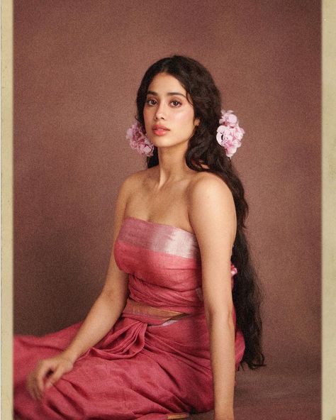 Retro Saree Look, Goddess Aesthetic, Janhvi Kapoor, Indian Photoshoot, Self Portrait Poses, Saree Photoshoot, Vintage Bollywood, Indian Aesthetic, Portrait Poses