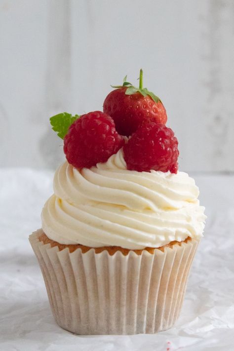 It's always cream on top with these Cotswold afternoon tea inspired Strawberries and Cream cupcakes - light and fluffy sultana cakes filled with strawberry jam and finished with clotted cream buttercream and fresh fruit. Bringing the taste of the Cotswolds to your kitchen #summerrecipes #cupcake #afternoontea #crumbscorkscrews | crumbsandcorkscrews.co.uk Cotswolds Summer, Strawberries And Cream Cupcakes, Luxury Cupcakes, Sultana Cake, Adeline Kane, Summer Cupcakes, Cream Cupcakes, Roasted Cherry, Roasted Cherry Tomatoes