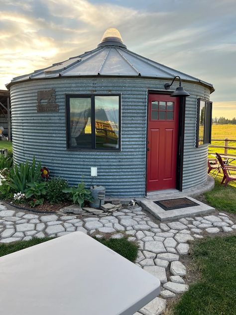 Grain Bin Bedroom, Grain Bin Cabin Guest Houses, Grain Bin Ideas Projects, Grain Bin Interior Ideas, Silo She Shed, Small Silo Ideas, Farm Stay Ideas, Silo House Interior Floor Plans, Grain Bin Cabin