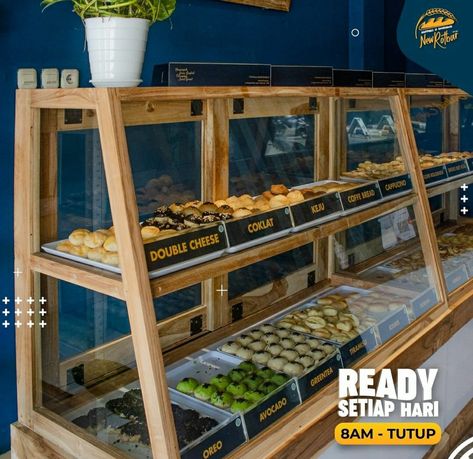 Wooden Pastry Display Case, Food Displays Cafe, Diy Bakery Display Case, Diy Bakery Display, Bakery Display Counter, Bakery Display Ideas, Bakery Furniture, Food Stall Design, Cafe Display