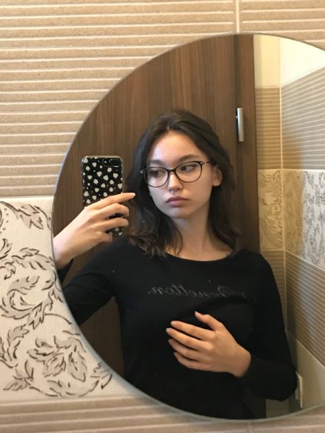 Black Frame Specs Women, Dark Hair With Glasses, Black Glasses Frames Aesthetic, Black Rimmed Glasses Women, Glasses Brown Hair, Women In Glasses, Short Hair Glasses, People With Glasses, Glasses For Round Faces