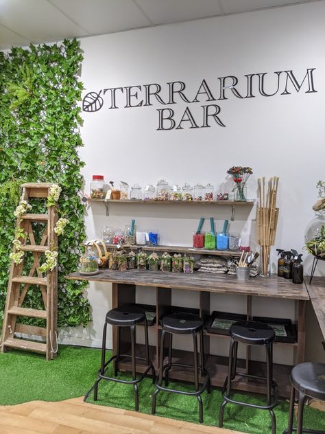 Terrarium Bar Ideas, Cafe Nursery, Plant Shop Ideas, Terrarium Bar, Succulent Bar, Plant Bar, Plant Boutique, Terraria Party, Terrarium Shop