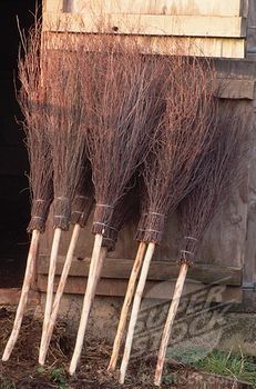 Dekorasi Halloween, Pagan Crafts, Boho Halloween, Festa Harry Potter, Diy Halloween Decor, Adornos Halloween, Halloween Prop, Witchy Crafts, Witch Broom