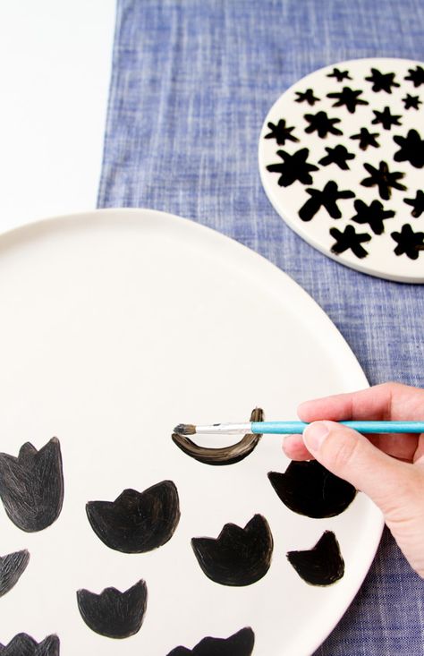 DIY Food Safe Painted Pattern Plates Diy Dishes, Plates Diy, Make Food, Patterned Plates, Painted Plates, Summer Entertaining, Summer Diy, Modern Diy, Crafty Craft